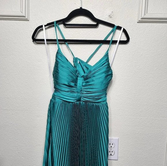 Lulus Dreaming in Color Green V-Neck Pleated Satin Maxi Dress Party Wedding Prom - Picture 8 of 9